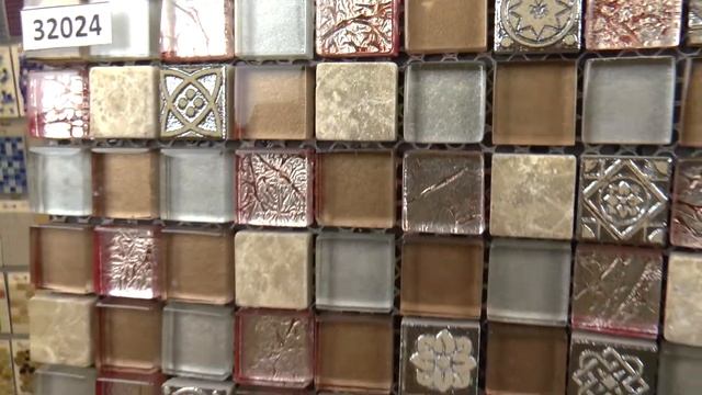 Бежевая мозаика из стекла, полимера и мрамора смотреть онлайн