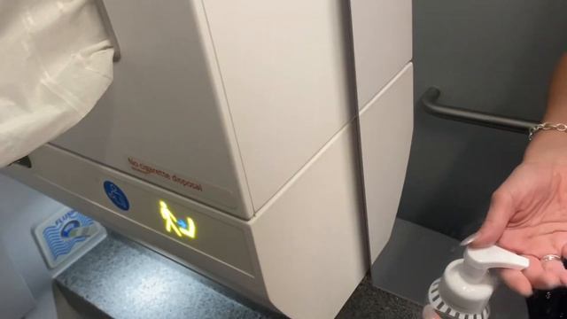 Blind Girl Trouble in an Airplane Bathroom! смотреть онлайн