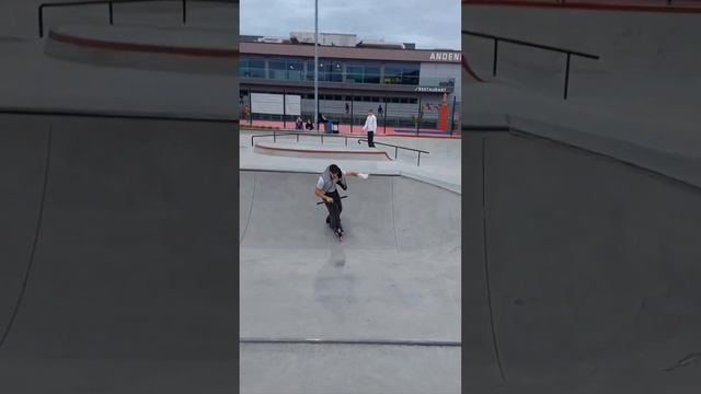 Guy rides scooter with broken hand… (CRAZY) смотреть онлайн