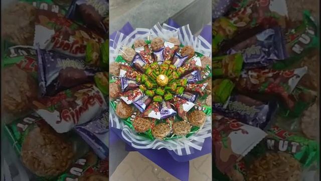 Букет с конфет. Сладкий букет из любимых конфет. смотреть онлайн