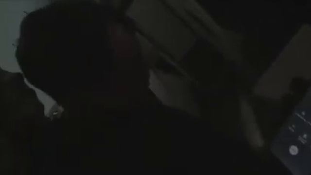 Парень позвонил другу после того, как его задержали смотреть онлайн