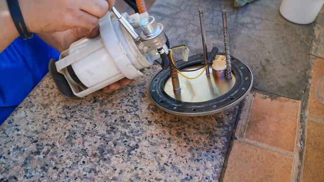 Fuel Pump Assembly Removal and Fuel Filter Change Kia Carnival/Sedona 2013 смотреть онлайн
