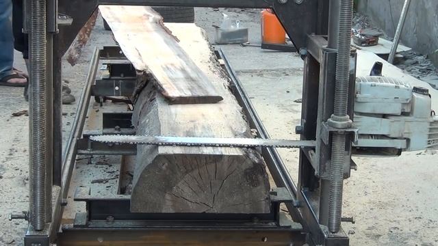 Тестирование мини пилорамы М5 из бензопилы sawmill from a chainsaw смотреть онлайн