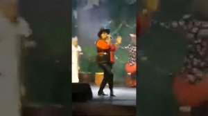 БАБА СНОВА КУРАЛЕСИТ......