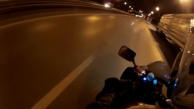 Друг прокатил на Yamaha TRX850 ночью смотреть онлайн