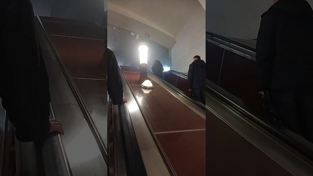 Бегу к Казанскому вокзалу от станции метро Комсомольская. Москва Россия. 31.01.2023 смотреть онлайн