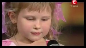 Маленькая девочка рассказывает стихотворение про бабушку. Вас тронет до слёз