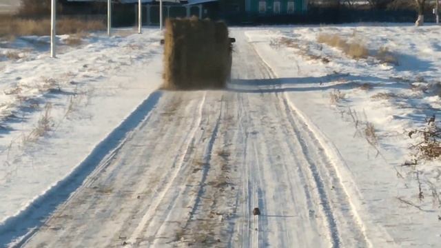 Замёрзла солярка в тракторе а сено коровам необходима, возим таким способом
