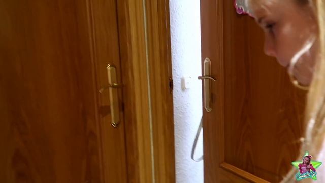 EL NIÑO MISTERIOSO ENTRA EN MI CASA Y LO ESPÍO ? TIENE UN MENSAJE SECRETO смотреть онлайн