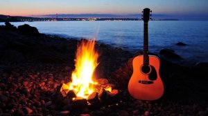 Девушка поет под гитару..