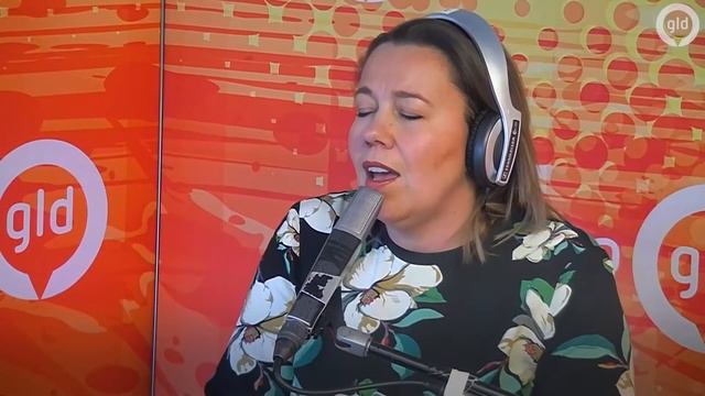 Esther Groenenberg zingt 'You've got a friend', live bij Radio Gelderland смотреть онлайн