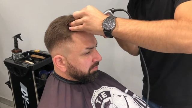 МОДЕЛЬНАЯ СТРИЖКА, ПОКРАСКА БОРОДЫ, ПЕРЕХОД ФЕЙД. АНДЕРКАТ, ОКАНТОВКА БРИТВОЙ. BARBER TUTORIAL MID смотреть онлайн