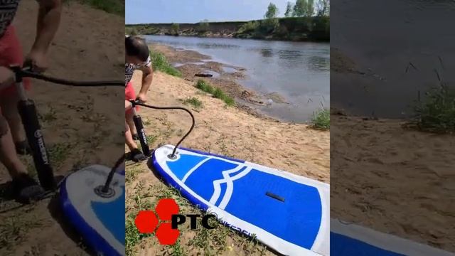 Обзор Sup доски для новичков.  Широкий дизайн позволяет легко встать и сохранить равновесие. смотреть онлайн