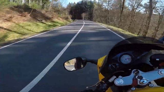 crazy fast SV650S in corners - sound + acceleration смотреть онлайн