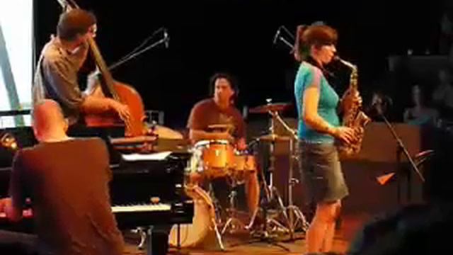 Susanne Alt Quartet at Uitmarkt 2008 2/4 Happy People In The Morning смотреть онлайн