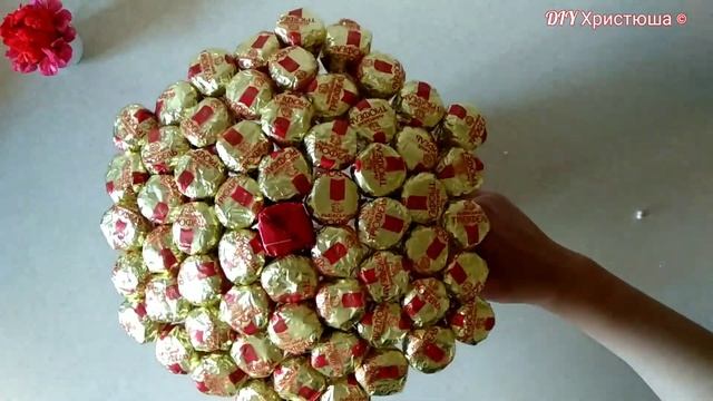 Шикарний букет з цукерок та квітів ромашок на підставці. смотреть онлайн