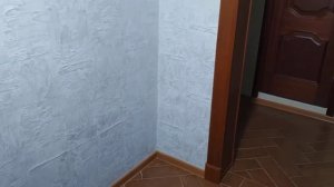 Задекорированная декоративная штукатурка в коридоре