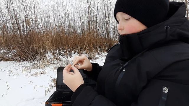 Зимняя ❄️ Рыбалка 🎣 на яме, на жерлицы с живцом гольяном ! И на балансир , на спиннинг Крутой отдых смотреть онлайн