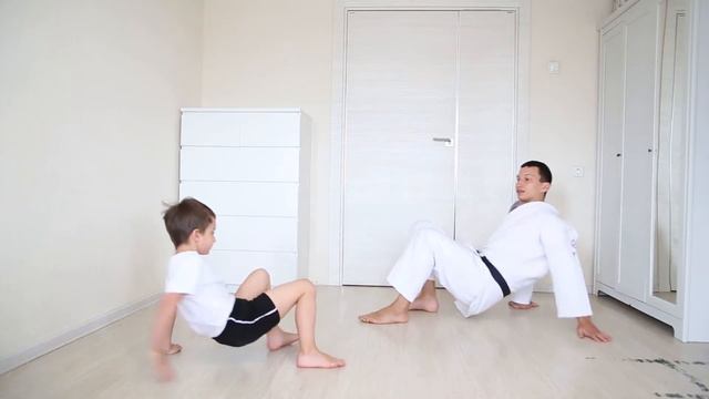 УПРАЖНЕНИЕ "ПАУЧКИ". ТРЕНИРУЕМСЯ ДОМА С РОДИТЕЛЯМИ. смотреть онлайн