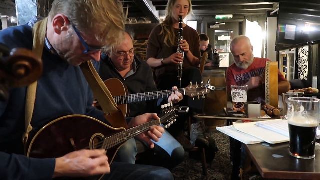 The WHISTLING BADGER pub (Mid Wales) | Traditional music session смотреть онлайн