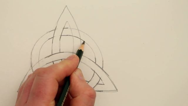 How to Draw a Celtic Knot: The Triquetra with a Circle смотреть онлайн