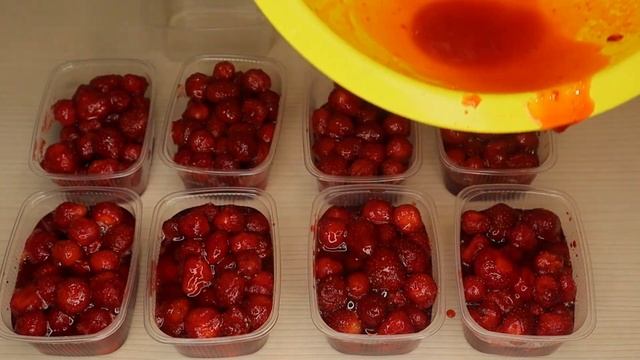Заморозка клубники на зиму быстро и просто! Заготовка клубники в морозилку проверенными способами! смотреть онлайн