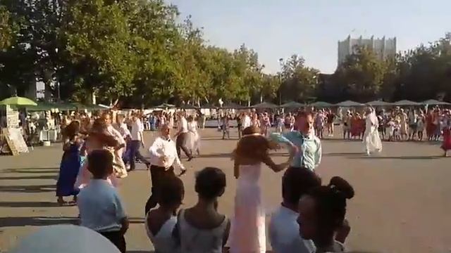 Бал в рамках акции "Белый цветок" на площади Нахимова Севастополя 23.07.2017 смотреть онлайн