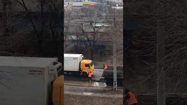 В Энгельсе асфальт укладывают прямо в лужу смотреть онлайн
