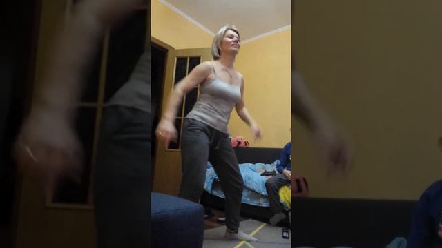 Как танцует мама смотреть онлайн