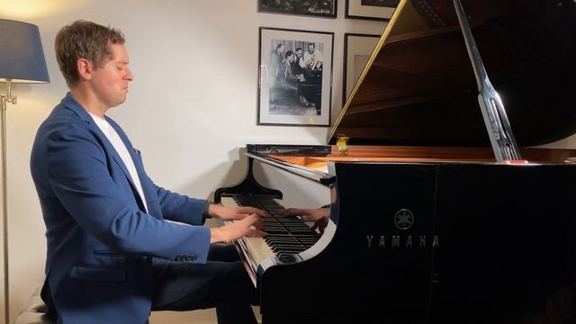 Gillock - Autumn Sketch played by Concert Pianist Gavin Brady in 4K смотреть онлайн