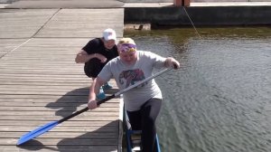 Гребля на каноэ. Пробует новичок. Newcomer is trying canoe
