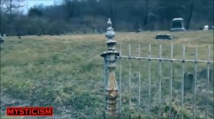 Призраки привидение и фантомы блуждающие на кладбище