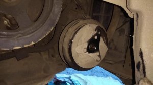 Как зафиксировать диск и выкрутить болт крепления. Компрессор авто кондиционера.