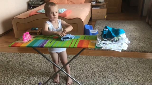 Антон Фролкин - Гладит своё бельё. Посматривая мультик)). 3 года 8 мес смотреть онлайн