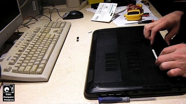 Installing SSD and new battery into a Dell Inspiron 17 3721 notebook смотреть онлайн