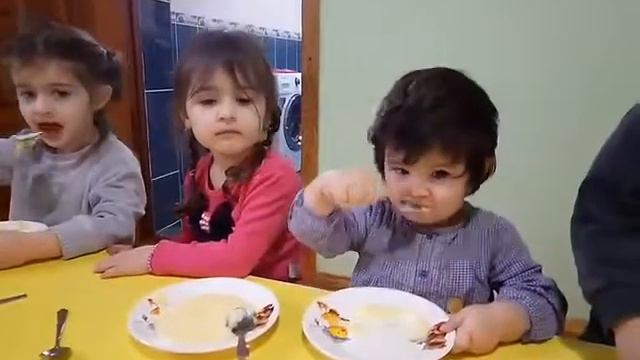 РЕБЁНОК МНОГО ЕСТ В САДИКЕ смотреть онлайн