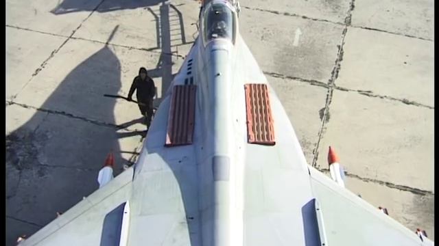 МиГ-29 выезжает из своего домика //MiG-29 leaves his house смотреть онлайн
