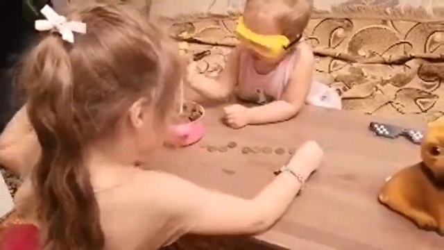 Разбиваем копилку МОЛОТКОМ! смотреть онлайн