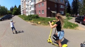 Гоняем в гонки с детьми на самокатах Наша мама научилась кататься на электросамокате