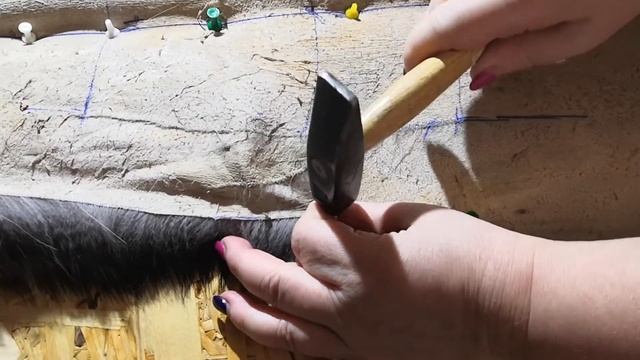 Как раскроить воротник-"опушку" из чернобурки. Правка шкурки.(часть 2.) смотреть онлайн