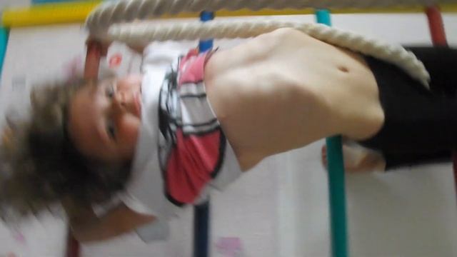 Ребенок 3 года как обезьянка на спортивном комплексе. Спортивные дети смотреть онлайн