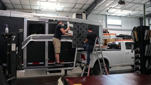 Wrapping the New Trailer смотреть онлайн