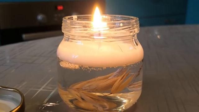 Свеча из соевого воска с украшением из свечного геля с сухоцветами. смотреть онлайн