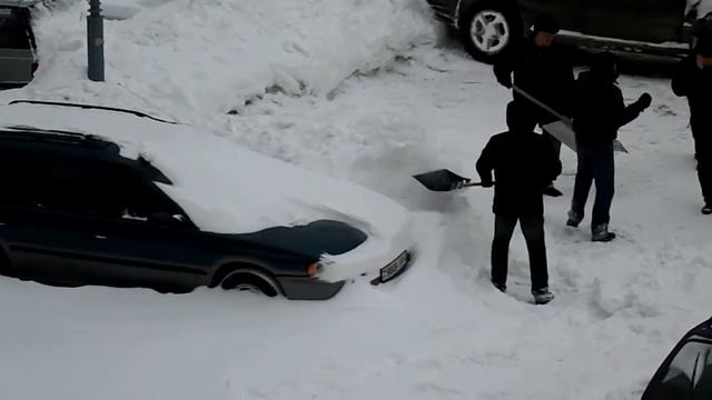 Соседям надо помогать убирать снег во дворе :) смотреть онлайн