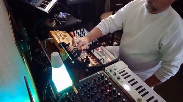 KORG VOLCA JAM, Fm lead, Bass, Sample is drums. With Casio WK-110 in " Feedback" through Phaser. смотреть онлайн