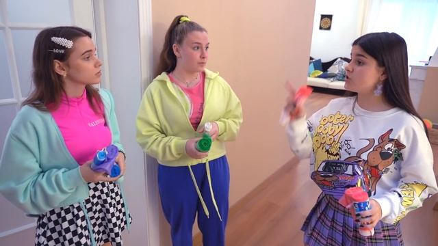 ЧЬЁ ПЛАТЬЕ ИЗ МУСОРНЫХ ПАКЕТОВ КРУЧЕ? ДАШУ СНОВА БОМБИТ ИЗ ЗА НОВЕНЬКОЙ смотреть онлайн