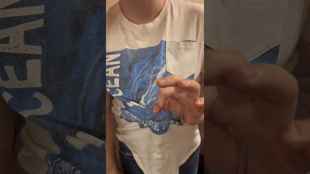 Монета сквозь футболку