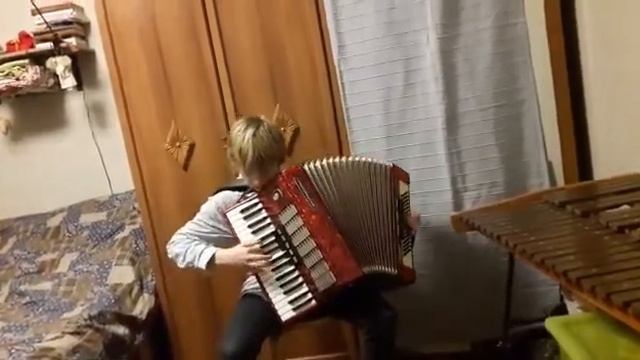 Людвиг Ван Бетховен "Народный танец" исполняет Бенецкий Михаил смотреть онлайн