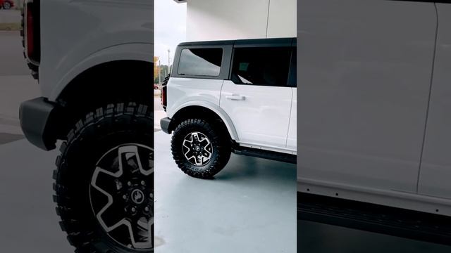 NEW 2022 FORD BRONCO LEVEL AND TIRE SWAP #ford #bronco #suv #offroad #offroading #4x4 #fast #fyp смотреть онлайн
