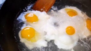 Яичница на воде, идеальный завтрак за 3 минуты